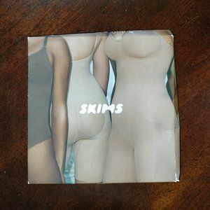 Skims Kim Kardashian Low back mid thigh bodysuit Clay L/XL